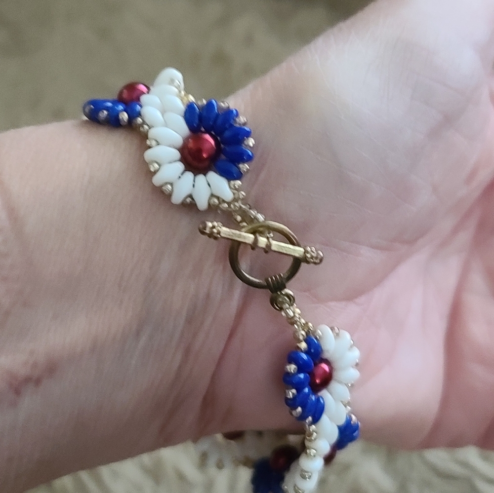 Hand Crafted Daisy Chain Flower Bracelet - Picture 2 of 6